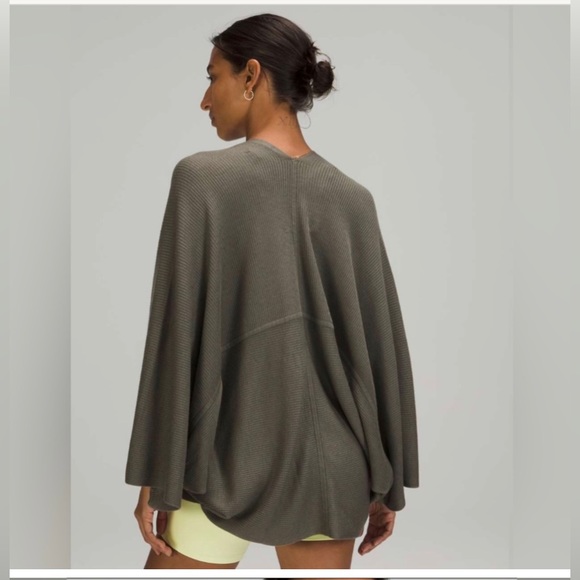 Lululemon Cashlu Knit Textured Wrap. Black - Picture 2 of 3